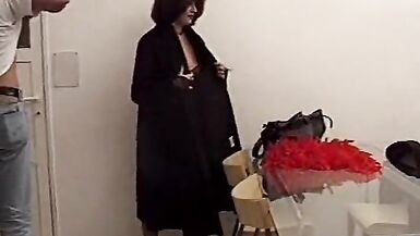 La fête de la baise pour une mère lubrique Jaimerais baiser avec sa fente touffue et trempée - 2 image