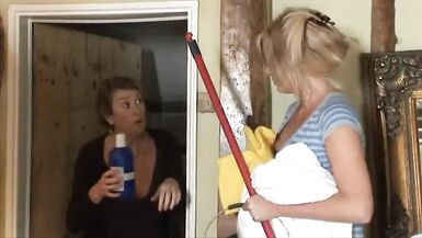 Se taper la femme de ménage quand sa mère est absente - 3 image