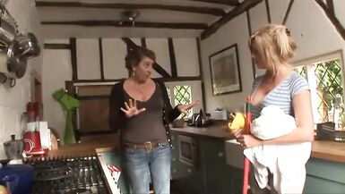 Se taper la femme de ménage quand sa mère est absente - 4 image