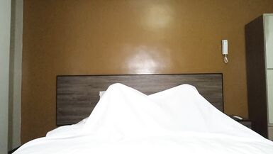 LA FEMME-DOMINANTE mère que jaimerais baiser MASTURBATE PENDANT LE TEMPS QUE SON PENIS DUR ALLYS LOBSERVE. - 4 image
