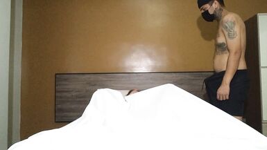 LA FEMME-DOMINANTE mère que jaimerais baiser MASTURBATE PENDANT LE TEMPS QUE SON PENIS DUR ALLYS LOBSERVE. - 6 image