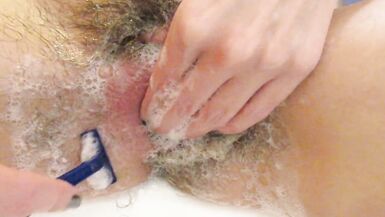 LARGE LOVE BUTTON HIRSUTE SNATCH SHAVING CLOSEUP