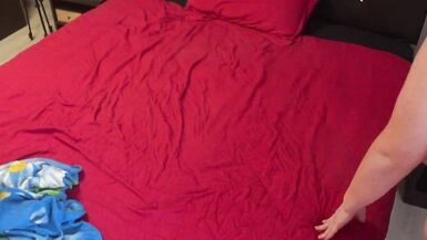 Il culo grosso di mia moglie. Il coniuge ha posizionato la telecamera nella camera da letto, dove una madre corpulenta che vuole scopare in pantaloni è sdraiata sul lettino. - 5 image