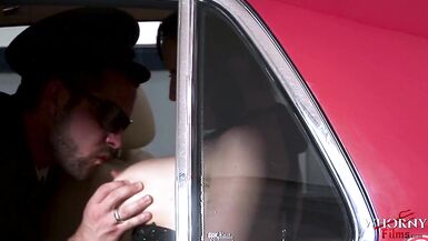 Une mère riche et brune que jaimerais baiser, qui taquine son chauffeur pour quil lui baise le cul sur la voiture -WHORNY FILMS - 5 image