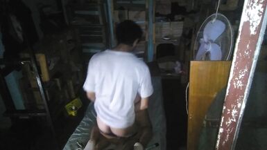 Le subo el vestido le corro la tanga y me la culeo entre los cajones de ropa