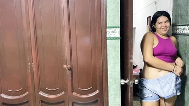 Jépie ma belle-mère sous la douche, elle a un très grand trou du cul et nous baisons.