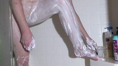LARGE CLITORIS SHAVING HAWT LEGS SEXY mother I'd like to fuck!!! - 1 image