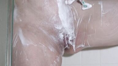 LARGE CLITORIS SHAVING HAWT LEGS SEXY mother I'd like to fuck!!! - 9 image