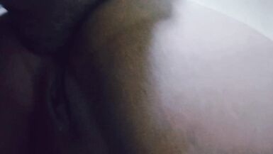 Le masseur suce mon gros cul en levrette. Il lèche mon tunnel damour jusquà ce que je gicle. Je suis une latine âgée et je désire du sexe anal avec BBC. - 5 image