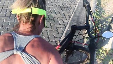 Le cycliste sest retrouvé avec du sperme dans le trou noir...