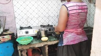 Devar Ne Bhabhi Ko Kitchen Me Choda Khana Banate Hue With Hindi Audio - 2 image