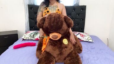 JhoanitaCat playing with her teddy masturbates him and copulates him in the a-hole