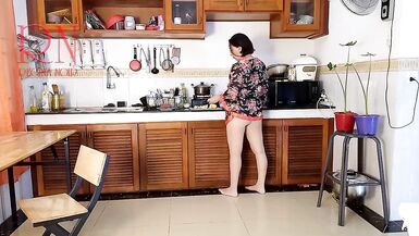 Femme au foyer en bas dans la cuisine. In Natures Garb maid acquiert un agonorgasmos pendant le temps que dure la cuisson. Mammas strip-teaseuse. mère Jaimerais baiser montre cum-hole 1