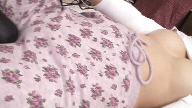 Giapponese eccitata sessualmente, la doxy si gongola su un cazzo enorme mentre un altro la scopa con un sex-toy allinterno. - 4 image