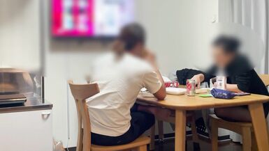 Echte nicht-professionelle japanische intime Episode zu Hause während der Zeit, in der ihr Ehepartner weg ist, glamouröse ältere Frau 52 - 10 image
