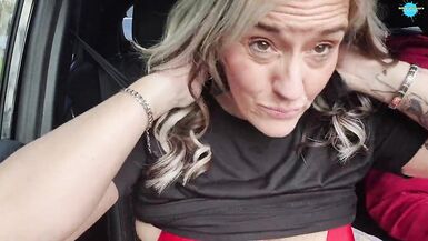 Le mignon danniversaire clignote dans la voiture - 12 image