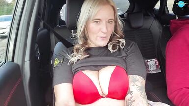 Le mignon danniversaire clignote dans la voiture - 13 image
