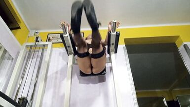 La merveilleuse mère que jaimerais baiser, FEMDOM-GODDESS, se déplace dans un SUPER TRIKINI en montrant sa riche cheville et sa coupe de cheveux pour les fans. - 7 image
