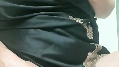 İğrenç anne nemli amcığıyla oynuyor - 2 image