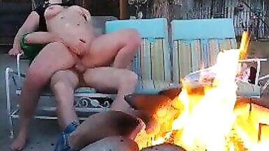 隣人に盗撮された裏庭の熟女、チンコに乗る (60FPS HD) - 1 image