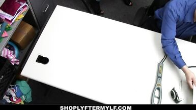 La MILF, voleuse à létalage, baisée par un policier du centre commercial - 2 image