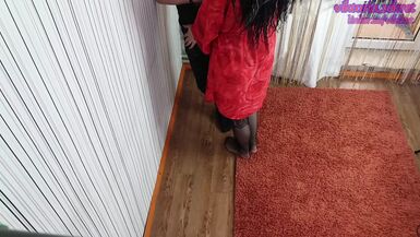 Frau bittet um eine Party mit Verbündeten - 1 image