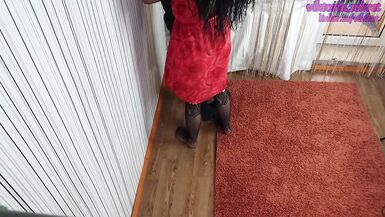 Frau bittet um eine Party mit Verbündeten - 2 image