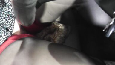 Hübsche Mutter, die ich gerne aus der Hose und aus dem Büstenhalter ficken würde, lernt mit ihrem Fahrlehrer Autofahren. In der Öffentlichkeit. Natürliche Wobblers Mutter Id Like To Fuck - 5 image