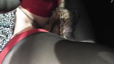 Hübsche Mutter, die ich gerne aus der Hose und aus dem Büstenhalter ficken würde, lernt mit ihrem Fahrlehrer Autofahren. In der Öffentlichkeit. Natürliche Wobblers Mutter Id Like To Fuck - 8 image