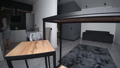 Echtes Fremdgehen. Ehefrau und Nachbarin ficken in der Küche, während der Ehepartner im Zimmer ruht. Hausgemachte Anal - 3 image