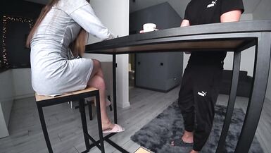 Echtes Fremdgehen. Ehefrau und Nachbarin ficken in der Küche, während der Ehepartner im Zimmer ruht. Hausgemachte Anal - 4 image