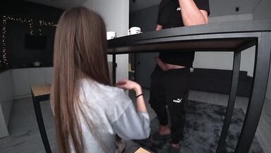 Echtes Fremdgehen. Ehefrau und Nachbarin ficken in der Küche, während der Ehepartner im Zimmer ruht. Hausgemachte Anal - 7 image
