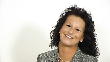 Je trouve quelle est extrêmement excitée, et la façon dont elle se met le sextoy dans le cul est tout simplement magnifique.