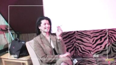 Lüsternes Küken, das gefilmt wird, während es im Anal-Trio mit alten Bolzen knallt - 3 image