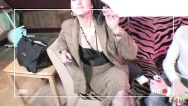 Lüsternes Küken, das gefilmt wird, während es im Anal-Trio mit alten Bolzen knallt - 4 image