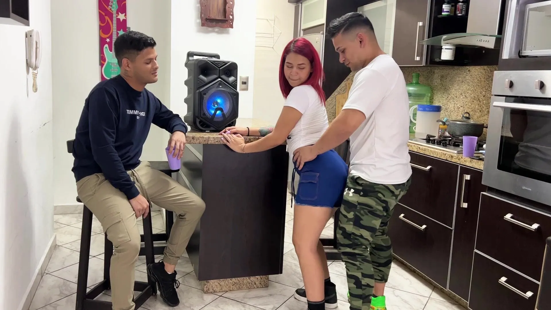 Bailando Reggaeton con mi novia Allys y yo froto mi polla en su culo  delante de NTR Netorare ver en línea