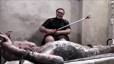 Female-Dominant Bitch Goddess April - Linterrogatoire de la prison du dossier Grossenhain