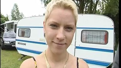 un producteur porno allemand se tape tout ce qui passe devant sa camera