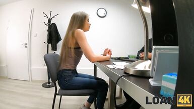 LOAN4K. Une femme aux cheveux dor souhaite ardemment en finir avec le créancier