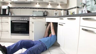 Older zahlt Hausmeister Zeche mit Ihrem geilen Body - 1 image