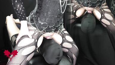 Je dois montrer ce que je sais faire. Face assise, comme il se doit. Cette fille pousse son tunnel damour ouvert dans mon visage. - 5 image