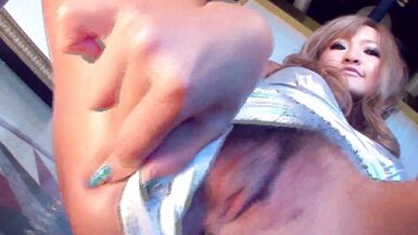 Une jeune mariée japonaise suce différents cocktails avant dacquérir une goutte deau dans la gorge. - 6 image