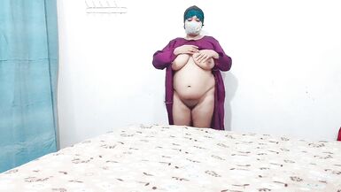 Khobsorat Aunty ne Apni Chut main Khera Daal k Khud Ko Farig Kia - 2 image
