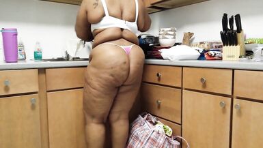 big beautiful woman gives the moving chap a admirable tip - 12 image