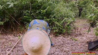 BBC EBONY MASQUERADE BAISER MA BELLE-MÈRE DANS LA BROUSSE TOUT EN ALLANT CHERCHER DU BOIS POUR FAIRE CUIRE DE LA NOURRITURE - 1 image