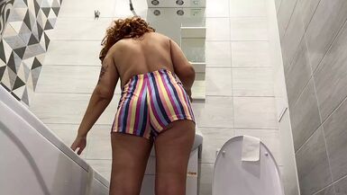 La mère salope et trouillarde Jaimerais baiser des aventures découvertes avec du sexe anal dans son bain. - 1 image