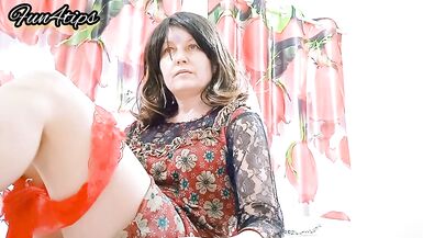 La pute Angel ne peut pas sen passer quand elle se fait pomper dans la chatte en direct sur la caméra Web.