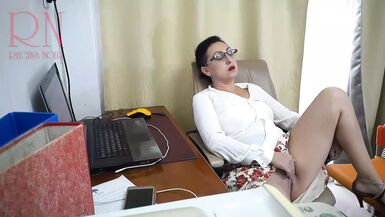 SEXRETARY Secretary acquires stuffed with a sex tool camera in the office Web Camera 1 - 1 image