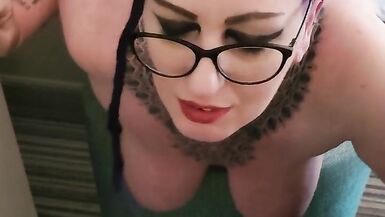 La femme est une grande et belle mère Jaimerais baiser en levrette sur une chaise au ralenti