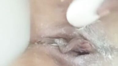 Fur Pie stuffing giant shampoo bottle in my soap filked cum-hole - 6 image